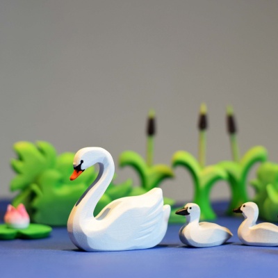 Educational wooden swan toy, perfect for learning about waterfowl.
