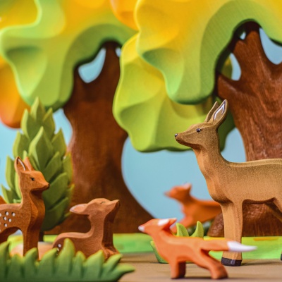 A detailed, colorful Large Oak Autumn toy, inviting children to explore the wonders of fall with BumbuToys.