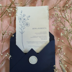 Invitație cu floare de camp albastra si plic albastru - Img 1