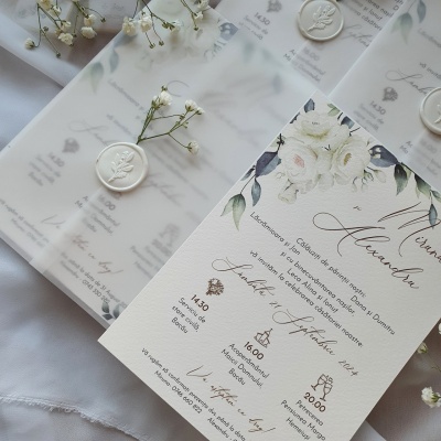 Invitatie cu trandafiri albi si flori naturale