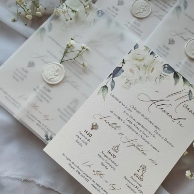Invitatie cu trandafiri albi si flori naturale