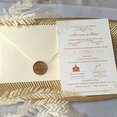 Invitație ivory cu text auriu si plic