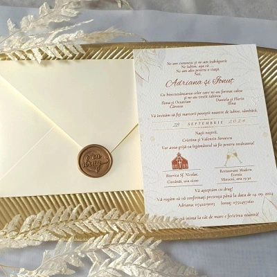 Invitație ivory cu text auriu si plic