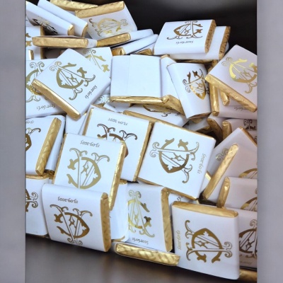 Ciocolată personalizată cu inițiale aurite