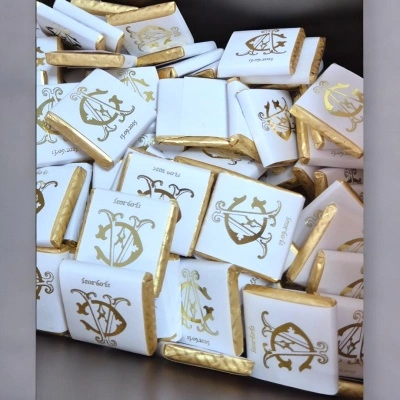Ciocolată personalizată cu inițiale aurite