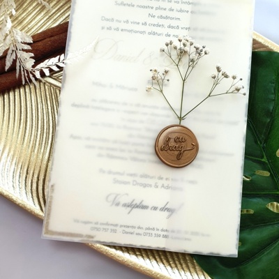 Invitație cu margini taiate neregulat si colturi aurii