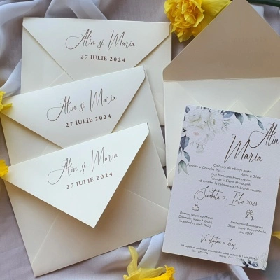 Invitatie cu trandafiri albi si plic ivory