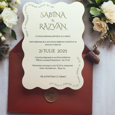 Invitație ivory cu scris auriu si plic bordo