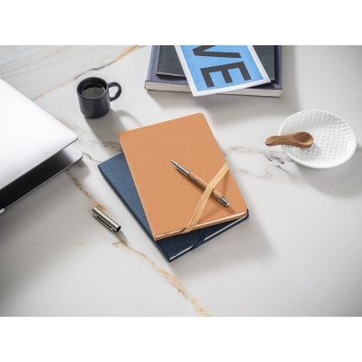 HUXLEY. Blocnotes A5, realizat din hârtie rezistentă la apă, cu pagini liniate realizate dintr-un material certificat FSC™ și alte materiale controlate - Img 5