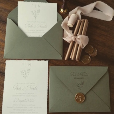 Invitație cu margini franjurate pe carton ivory