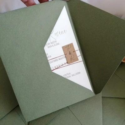Invitație de nunta cu plic verde si initialele mirilor