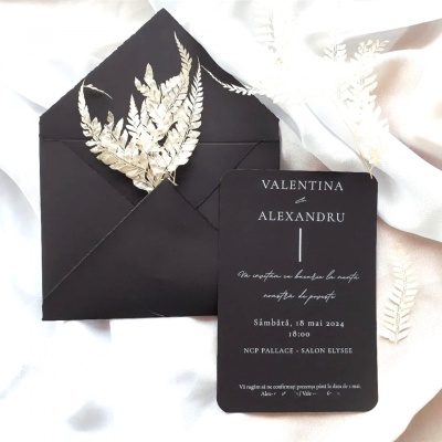 Invitatie pe carton negru cu scris alb