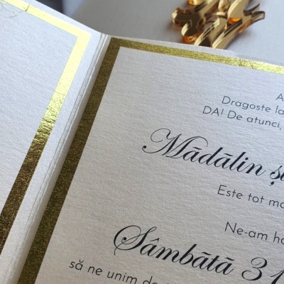 Invitatii cu margini aurite si sigiliu din plexiglas personalizat