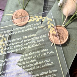 Invitații elegante din plexiglas personalizate cu design floral și sigiliu - perfecte pentru nunți