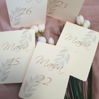 Număr masa cu frunze pale