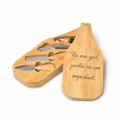 Set de vin și brânză format din 4 ustensile din oțel inoxidabil și bambus.