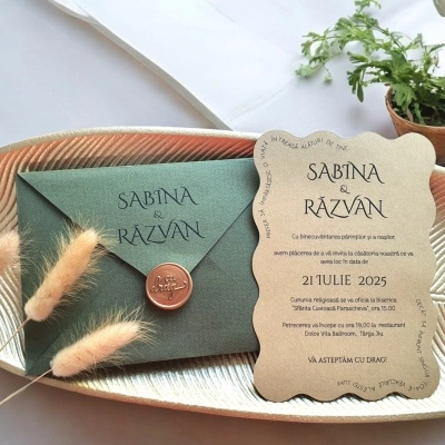 Invitatie bej cu plic verde olive
