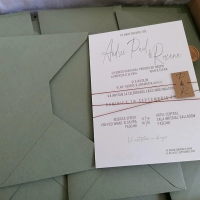 Invitație de nunta cu plic verde si initialele mirilor - Img 2