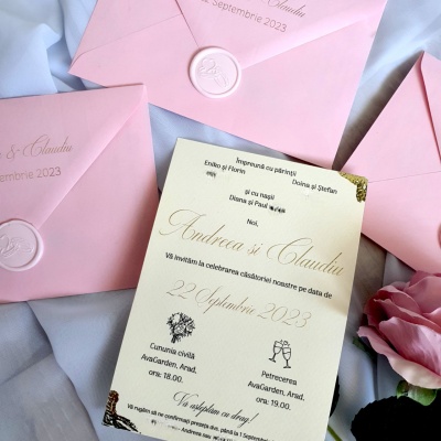 Invitație pe carton ivory si plic roz
