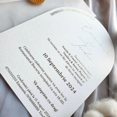 Invitatie tip arcada cu text aurit si perle
