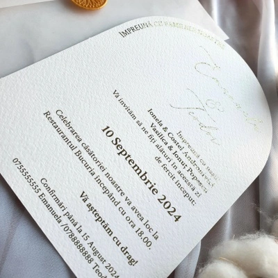 Invitatie tip arcada cu text aurit si perle