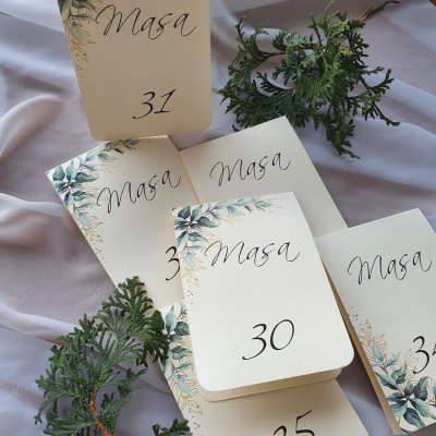 Numar de masa cu frunze verzi