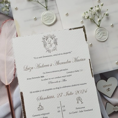 Invitatie cu perle si detalii aurite