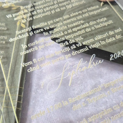 Invitații elegante din plexiglas personalizate cu design floral și sigiliu - perfecte pentru nunți