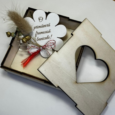 Mărtisoare personalizate cu nume si flori uscate in cutie - Img 3