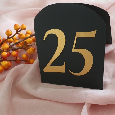 Număr de masă negru cu detalii aurite