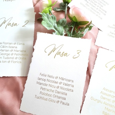 Număr masa cu text aurit