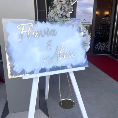 Panou transparent cu numele mirilor din plexiglas auriu