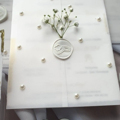 Invitatie cu perle si detalii aurite - Img 2