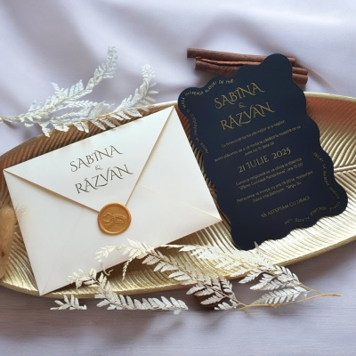 Invitație neagra cu scris suriu