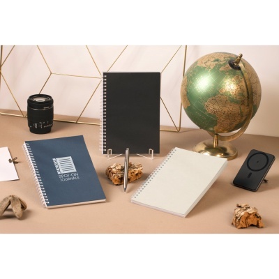 SCHILLER. Blocnotes A5 cu copertă flexibilă, fabricat din hârtie 100% reciclată - Img 4