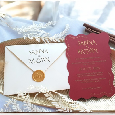 Invitație bordo cu plic ivory personalizat