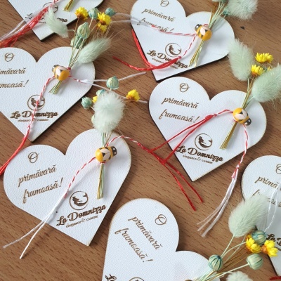 Mărtisoare decorate cu flori uscate cu logo