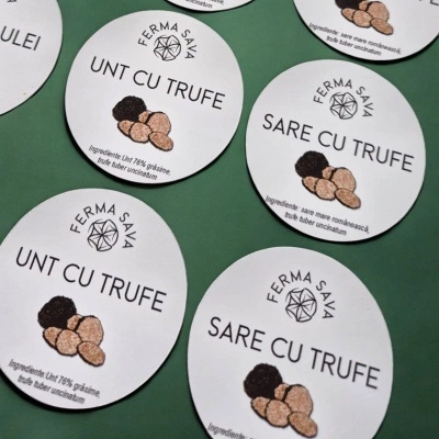 Etichete autoadezive personalizate - designuri unice pentru produse și branding