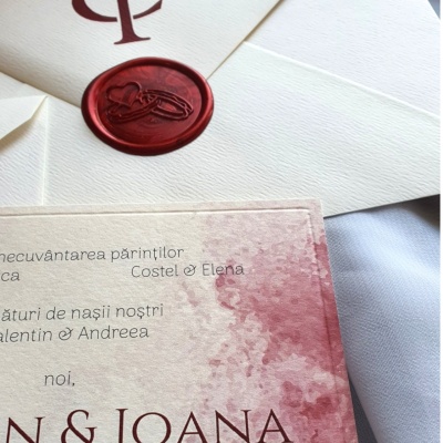 Invitație bordo cu sigla mirilor