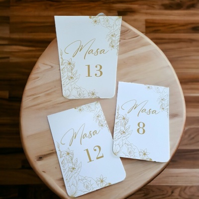 Numar de masa cu flori aurii