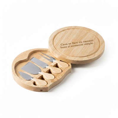 Set de brânzeturi cu 4 ustensile din oțel inoxidabil și mâner din lemn, puse într-o cutie practică din lemn, cu tocător în partea superioară.