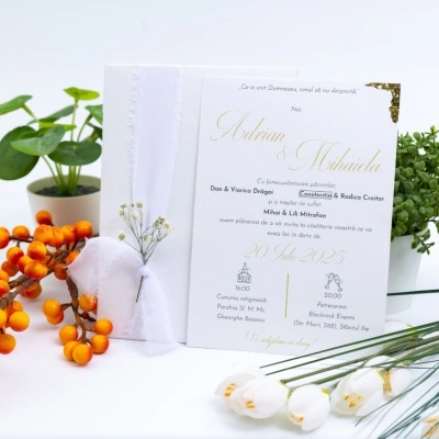Invitatie de nuntă albă cu detalii embosate