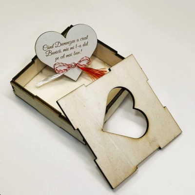 Mărtisoare personalizate cu nume si flori uscate in cutie