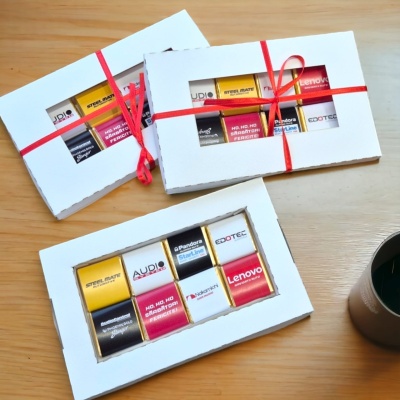Cutii cadou cu mini-tablete de ciocolată personalizate - Cadouri corporate și festive unice