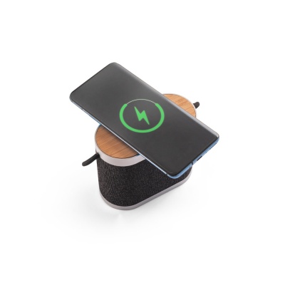 GUETTA. Difuzor portabil de 5W cu încărcător wireless super-rapid de 15W și autonomie a bateriei de 2h, fabricat din bambus și PET reciclat (100% rPET) - Gri inchis - Personalizat - Img 5