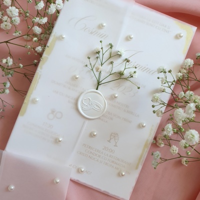 Invitatie cu detalii aurii si perle