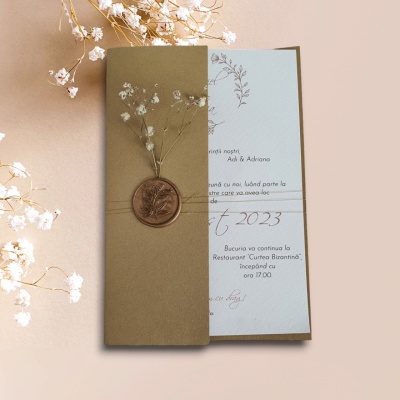 Invitatie cu flori naturale si semiplic kraft