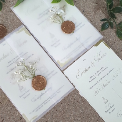 Invitație cu margini taiate neregulat si colturi aurii - Img 3