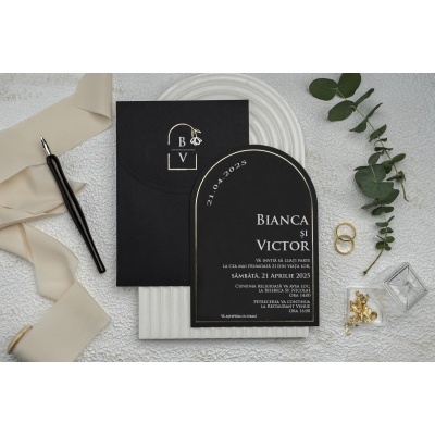 Invitație de nuntă neagră cu text argintiu