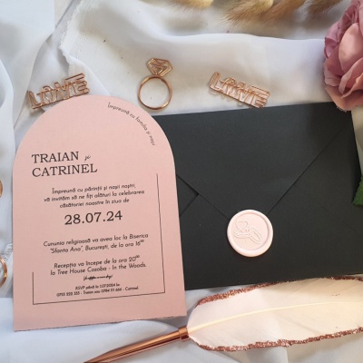 Invitație pe carton roz si plic negru